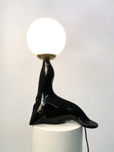 Cargar imagen en el visor de la galería, Lámpara vintage de foca / león marino de los años 60 y 70