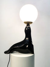 Cargar imagen en el visor de la galería, Lámpara vintage de foca / león marino de los años 60 y 70