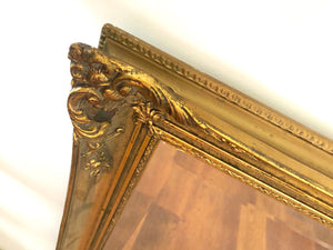 Gran espejo de madera dorada con molduras