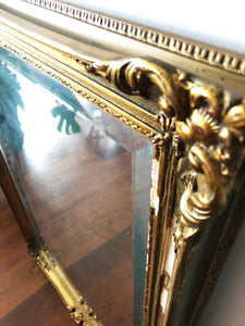 Gran espejo de madera dorada con molduras