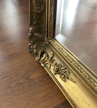 Cargar imagen en el visor de la galería, Gran espejo de madera dorada con molduras