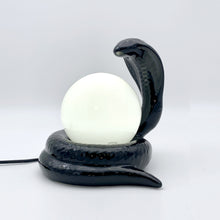 Cargar imagen en el visor de la galería, Lámpara cobra de cerámica negra