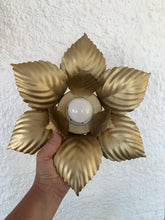 Charger l&#39;image dans la galerie, Applique fleur vintage dorée (1 disponible)