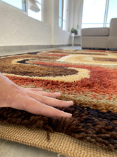 Load image into Gallery viewer, Vintage carpet 140x200cm
