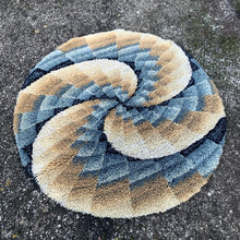 Load image into Gallery viewer, Round vintage carpet 135cm